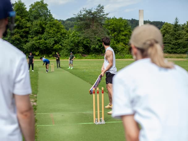 Corporate Volunteering beim Cricket spielen