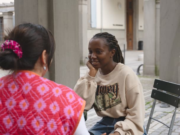 Zwei Frauen im Gespräch