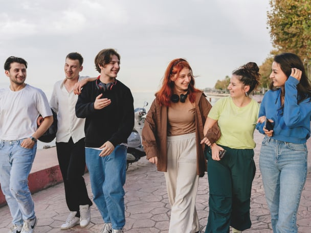 Mehrere Jugendliche spazieren zusammen.