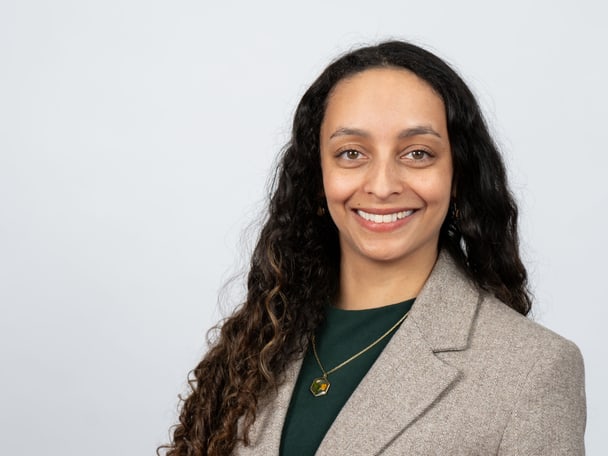 Porträtaufnahme Person vor grauem Hintergrund