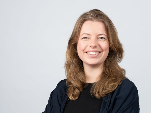 Porträtaufnahme Person vor grauem Hintergrund