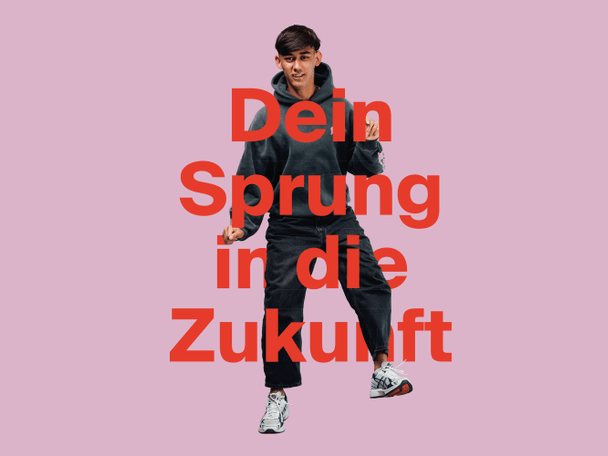 Ein Mann springt in die Luft und lächelt.