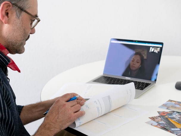 Ein Mann vor einem Laptop.