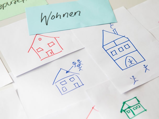 Post-its mit Zeichnungen von Häusern. 