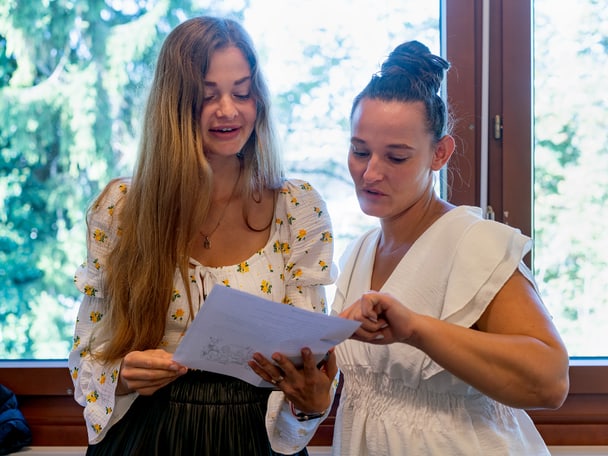 Teilnehmende im Gespräch