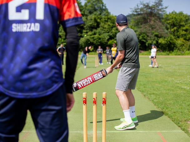 Zwei Personen beim Cricket spielen