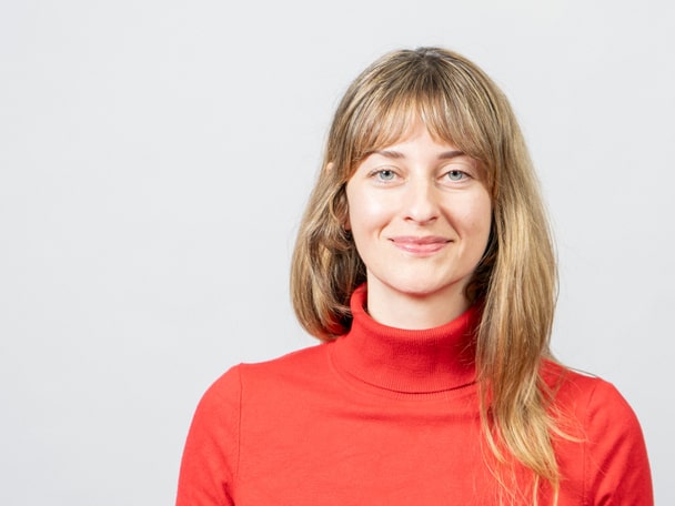 Porträtaufnahme Person vor grauem Hintergrund