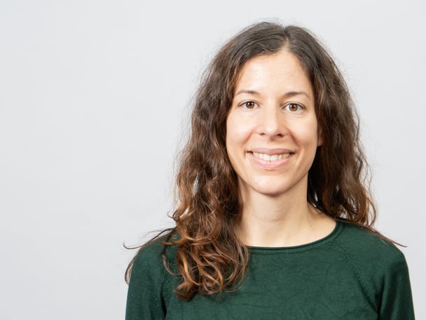 Porträtaufnahme Person vor grauem Hintergrund