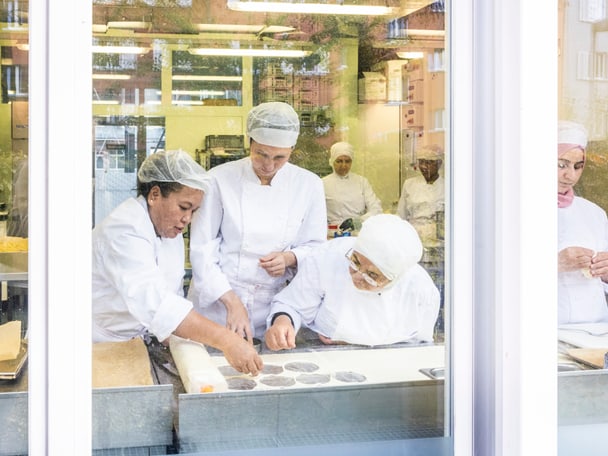 Köchinnen arbeiten in der Küche.