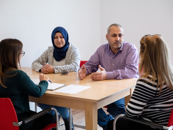 Vier Personen an einem Erstgerspräch