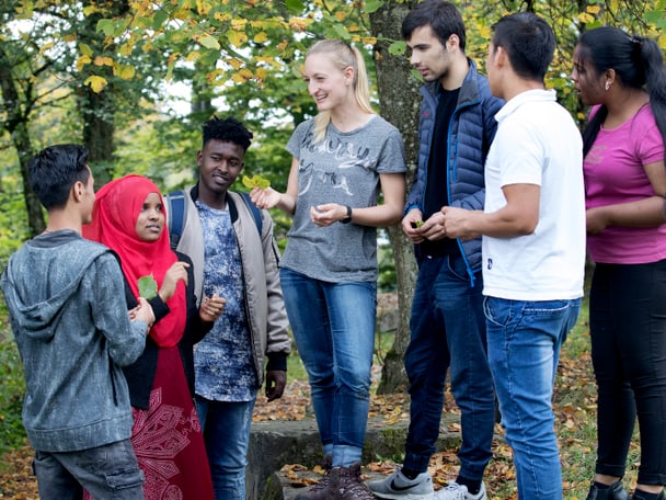 Eine Gruppe Jugendlicher im Wald