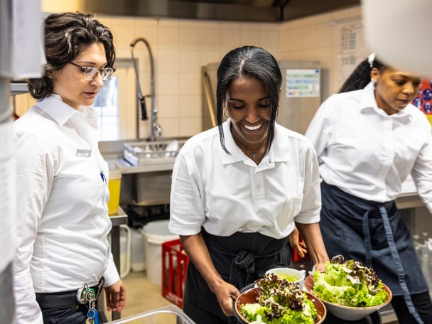 Drei Frauen arbeiten in einer Küche