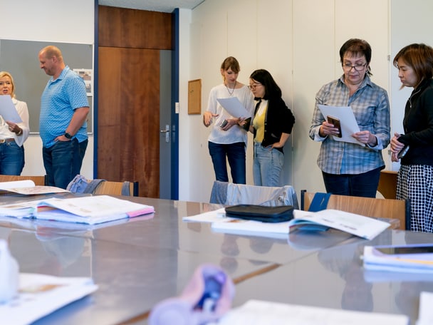 Kursteilnehmer in Gruppenarbeit