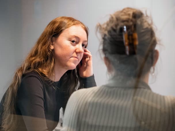 Beratungssituation mit zwei Menschen