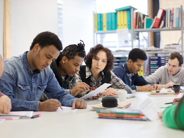 Mehrere Personen in einer Unterrichtssituation
