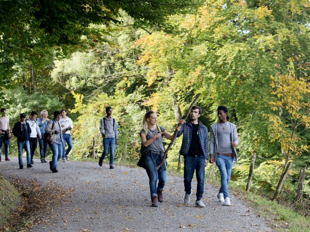 Eine Gruppe von Menschen auf Exkursion