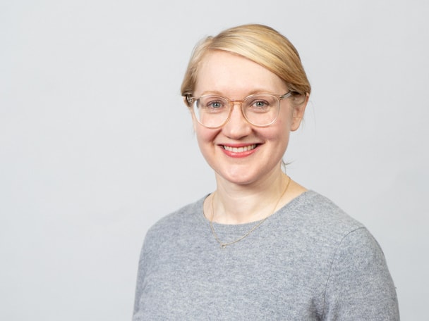 Porträtaufnahme Person vor grauem Hintergrund