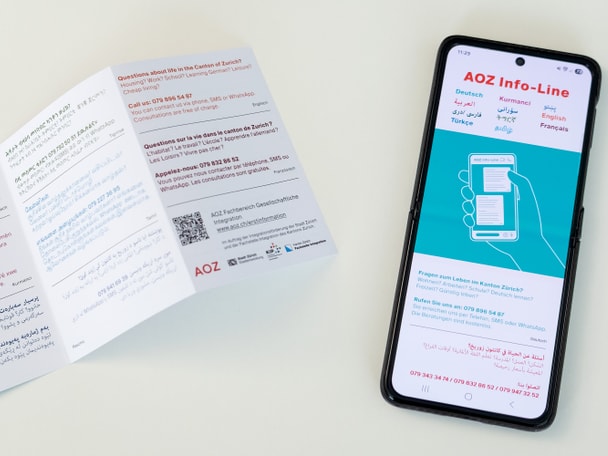 Falzflyer und Mobile mit Infos zur AOZ Info-Line