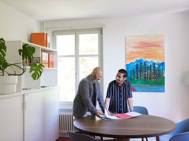 Zwei Personen im Gespräch