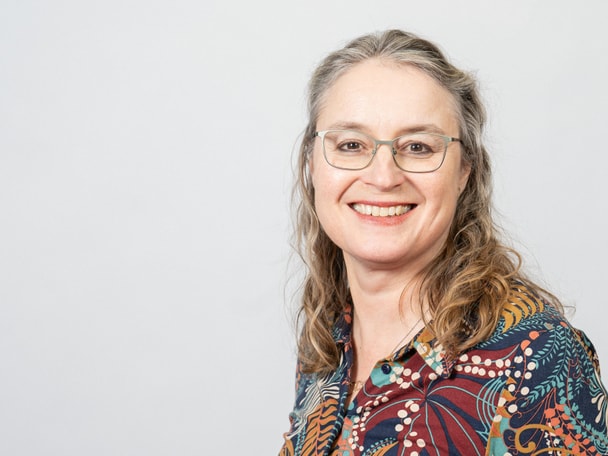 Porträtaufnahme Person vor grauem Hintergrund