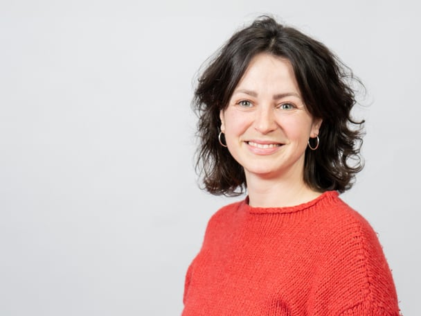 Porträtaufnahme Person vor grauem Hintergrund