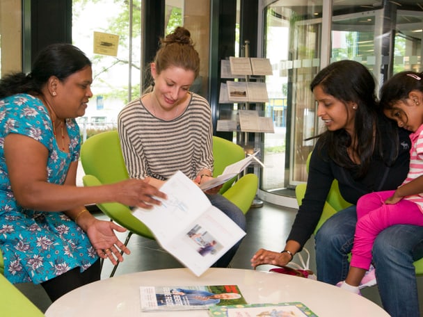 Beratungssituation im InfoPoint Schlieren