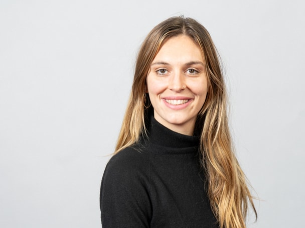 Porträtaufnahme Person vor grauem Hintergrund