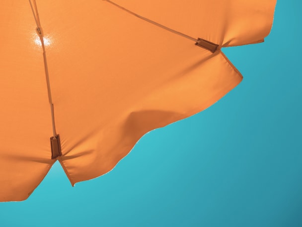 Ausschnitt Sonnenschirm und blauer Himmel