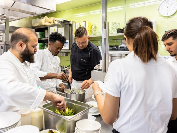 Gastronomieangestellte in einer Industrieküche