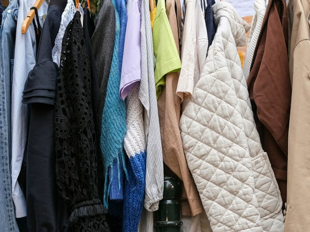 Kleider an einer Kleiderstange