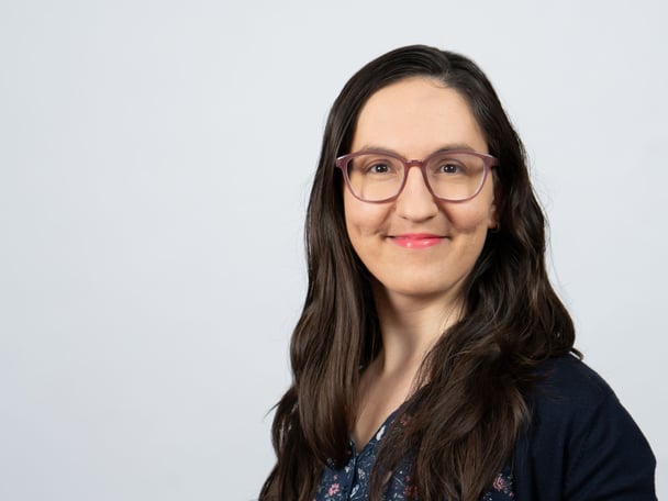 Porträtaufnahme Person vor grauem Hintergrund