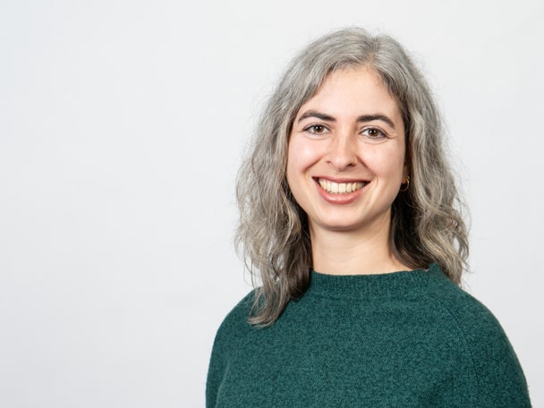 Porträtaufnahme Person vor grauem Hintergrund