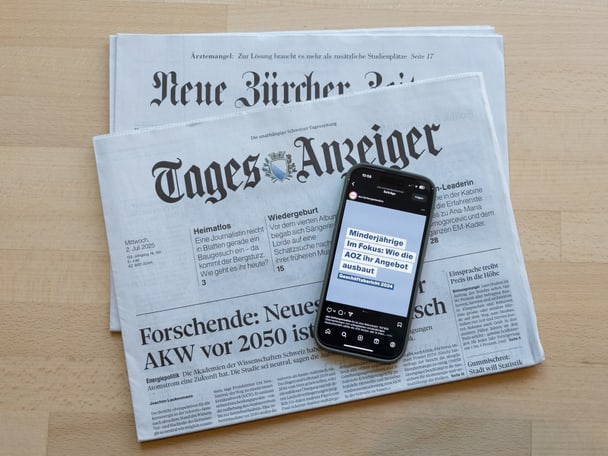 Zeitungen und Handy