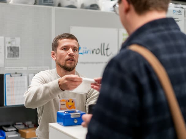 Bedienung an einer Velostation.