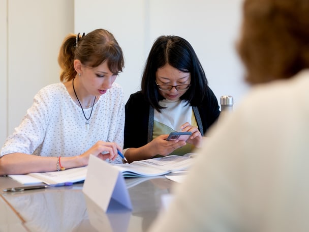 Zwei Kursteilnehmer am Aufgabe lösen
