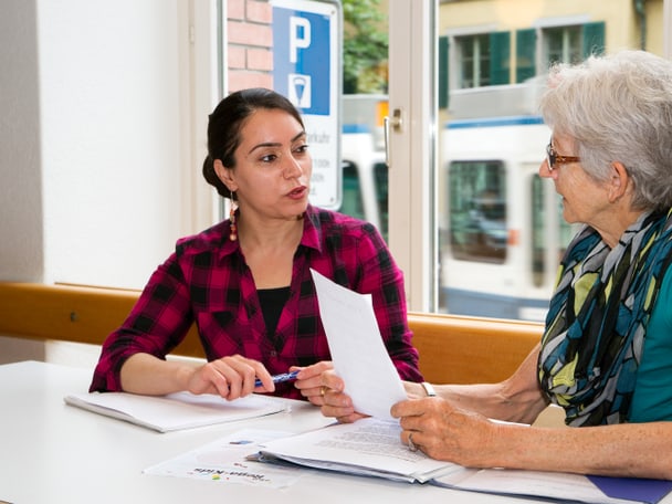 Zwei Menschen im Gespräch.