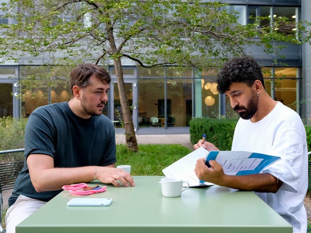 Geflüchteter und Freiwilliger lernen Deutsch