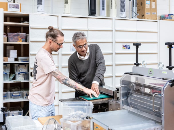 Zwei Personen im Arbeitskontext