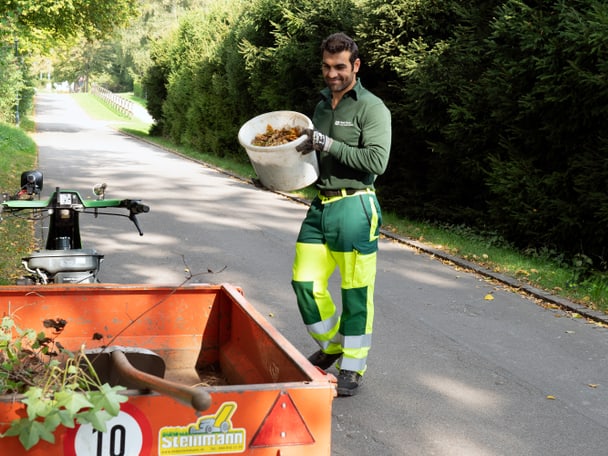 Ein Mensch verrichtet Gartenarbeit. 