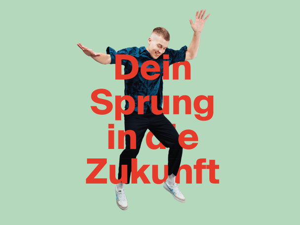 Ein Mann springt in die Luft und lächelt.