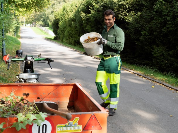 Ein Mensch verrichtet Gartenarbeit. 