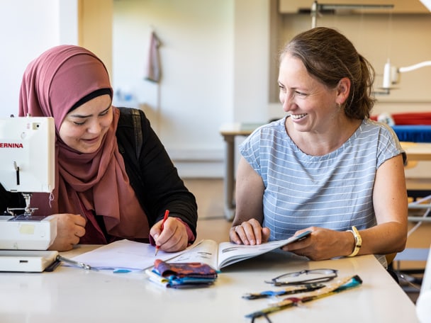 Zwei Frauen in einer Werkstatt