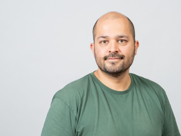 Porträtaufnahme Person vor grauem Hintergrund