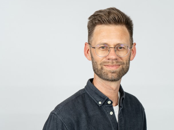 Porträtaufnahme Person vor grauem Hintergrund