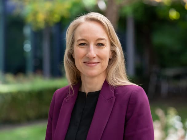 Porträtbild von Eva Leuenberger