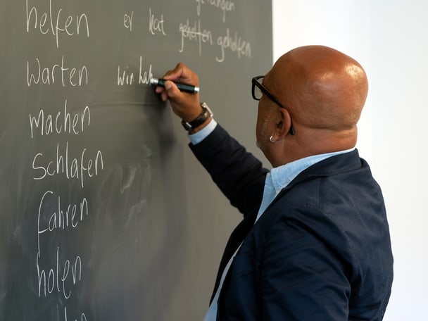 Teilnehmender an Wandtafel