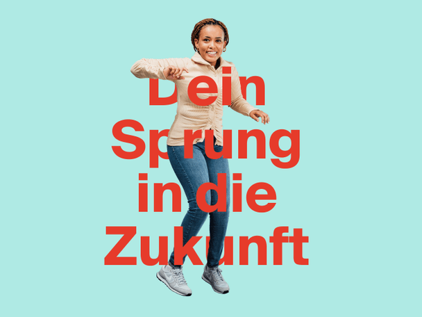 Eine Frau springt in die Luft und lächelt in die Kamera.