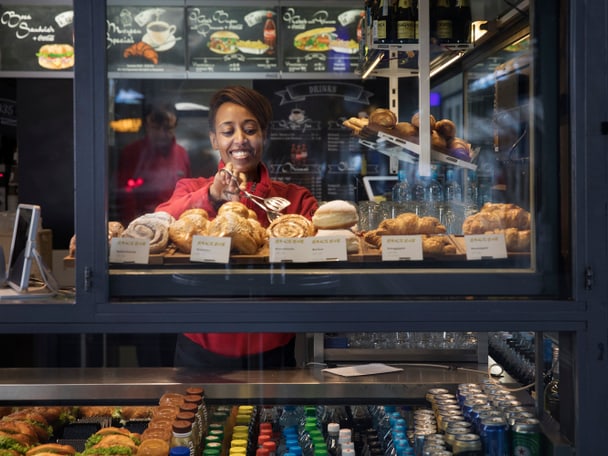 Artbeitmehmerin bei der der Arbeit im Verkauf