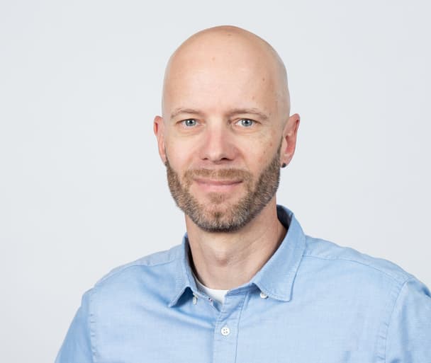 Porträtaufnahme Person vor grauem Hintergrund