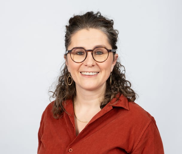 Porträtaufnahme Person vor grauem Hintergrund